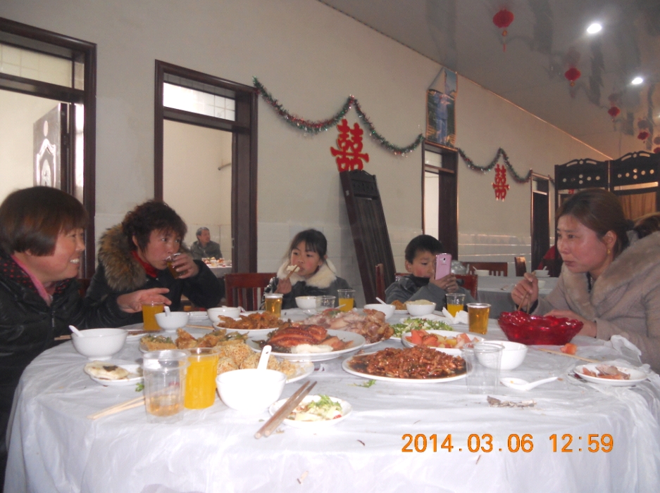 左起大弟媳、二弟媳、小侄女、小侄兒、三弟媳