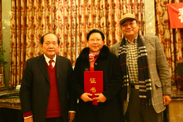 中國黃教授、梅博士與發(fā)明人徐貴閣女士頒證合影