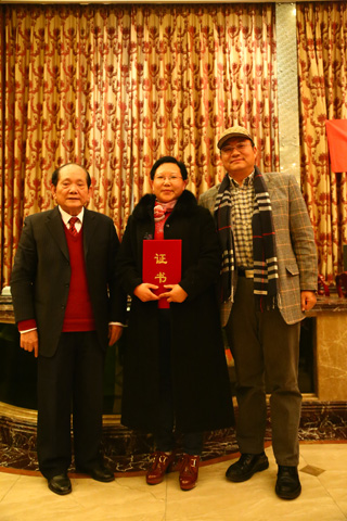 中國農(nóng)科院黃教授、梅博士與發(fā)明人徐貴閣女士頒證合影